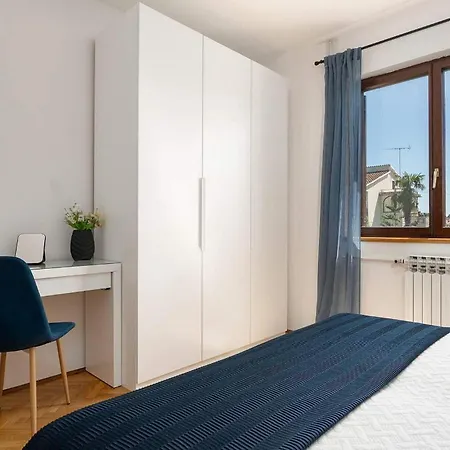 Cozy In With Kitchen Apartment Porec