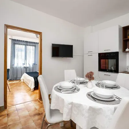 Cozy In With Kitchen Apartment Porec