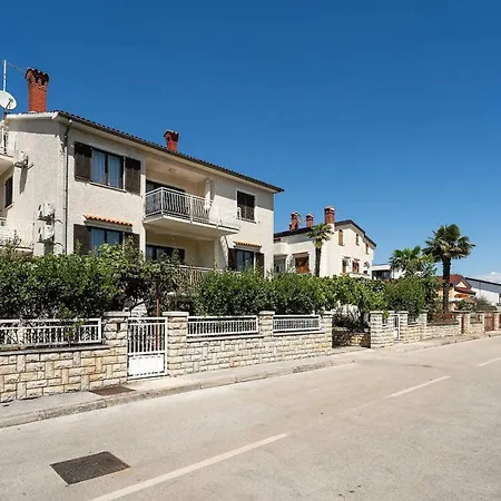 Cozy In With Kitchen Apartment Porec