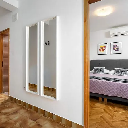 Cozy In With Kitchen Apartment Porec